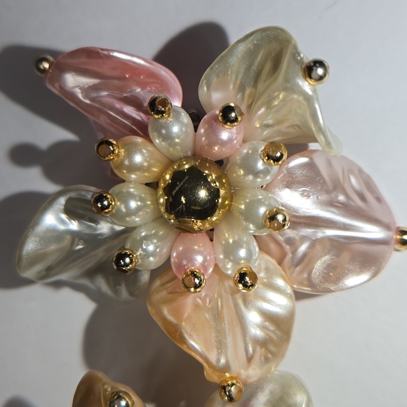 Elegant Floral Pearl Earrings - Picture 5 of 12